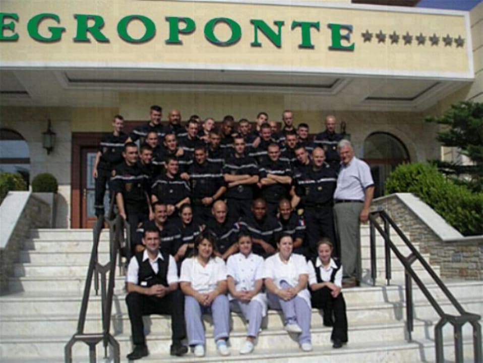 Haupteingang direkt vor dem Weg zum Strand Hotel Negroponte Resort Eretria