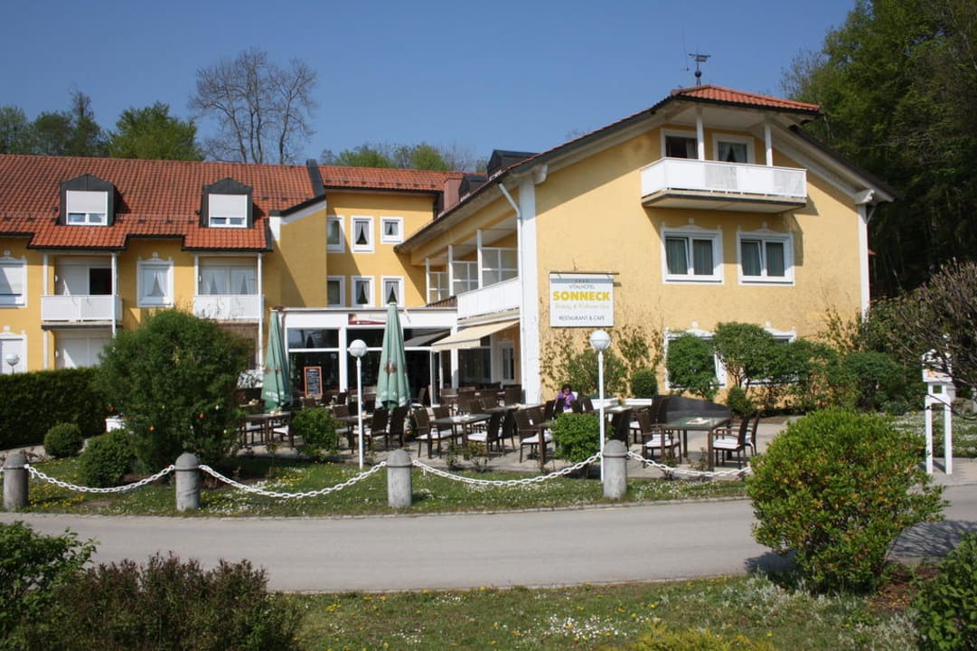 Frontansicht des Hotels vom Parkplatz aus Vitalhotel Sonneck