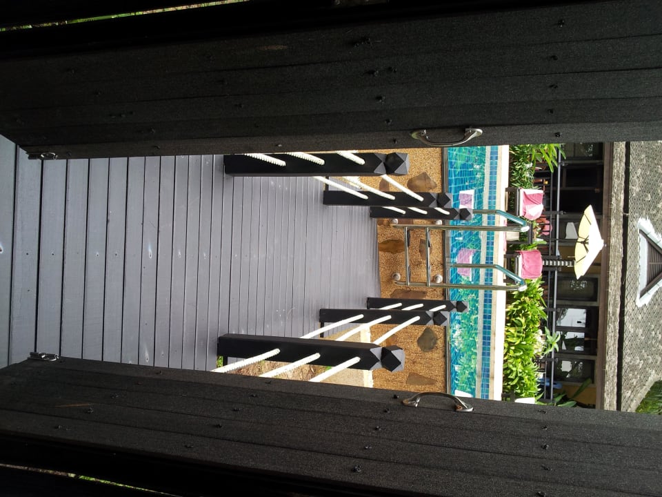 Direkter Poolzugang von der Außendusche Moracea by Khao Lak Resort