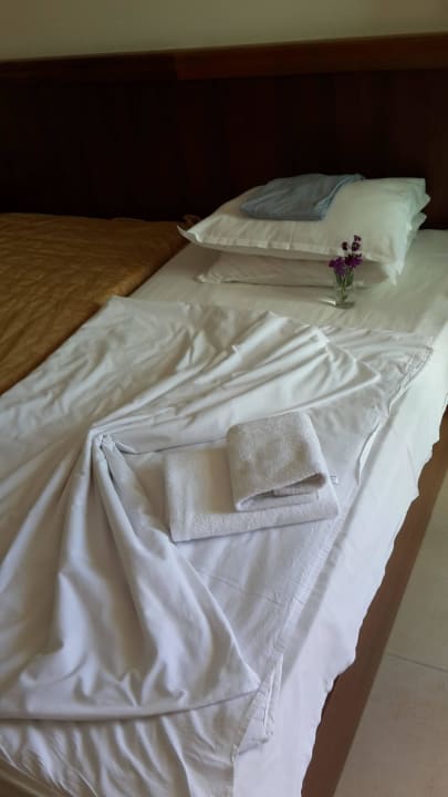 Liebevoll gemachtes Bett Hotel Glarus