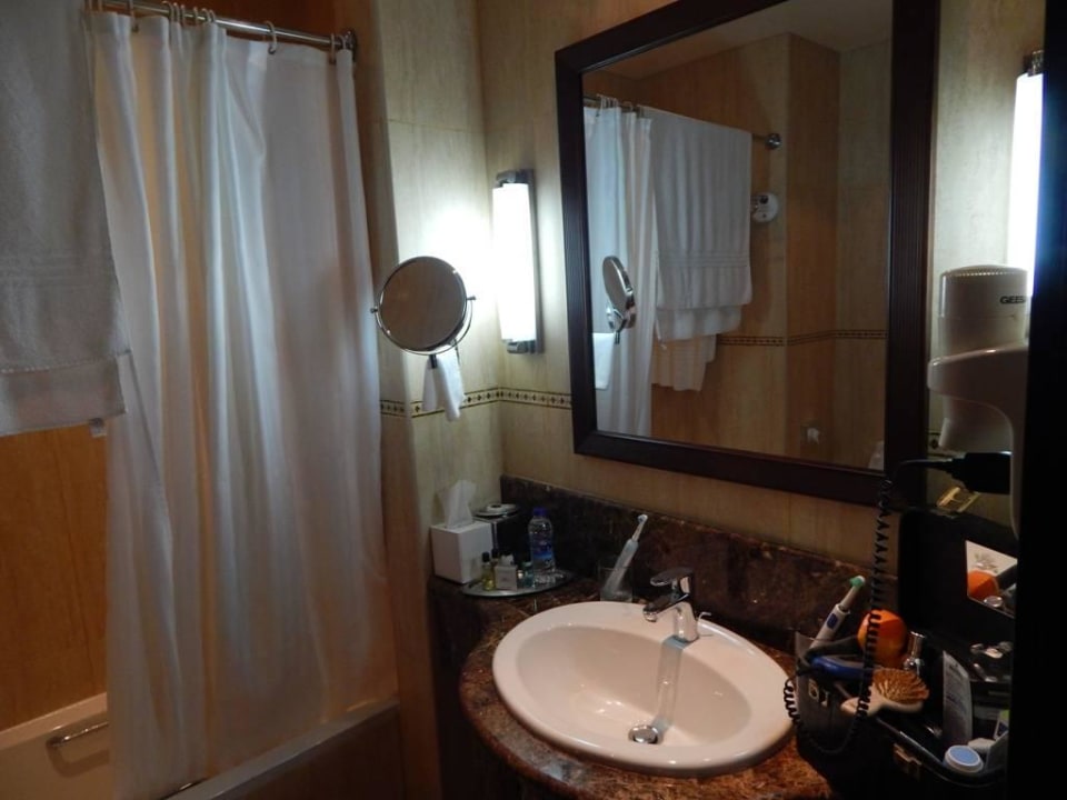 Kleines Bad mit Badewanne Wyndham Garden Salalah Mirbat