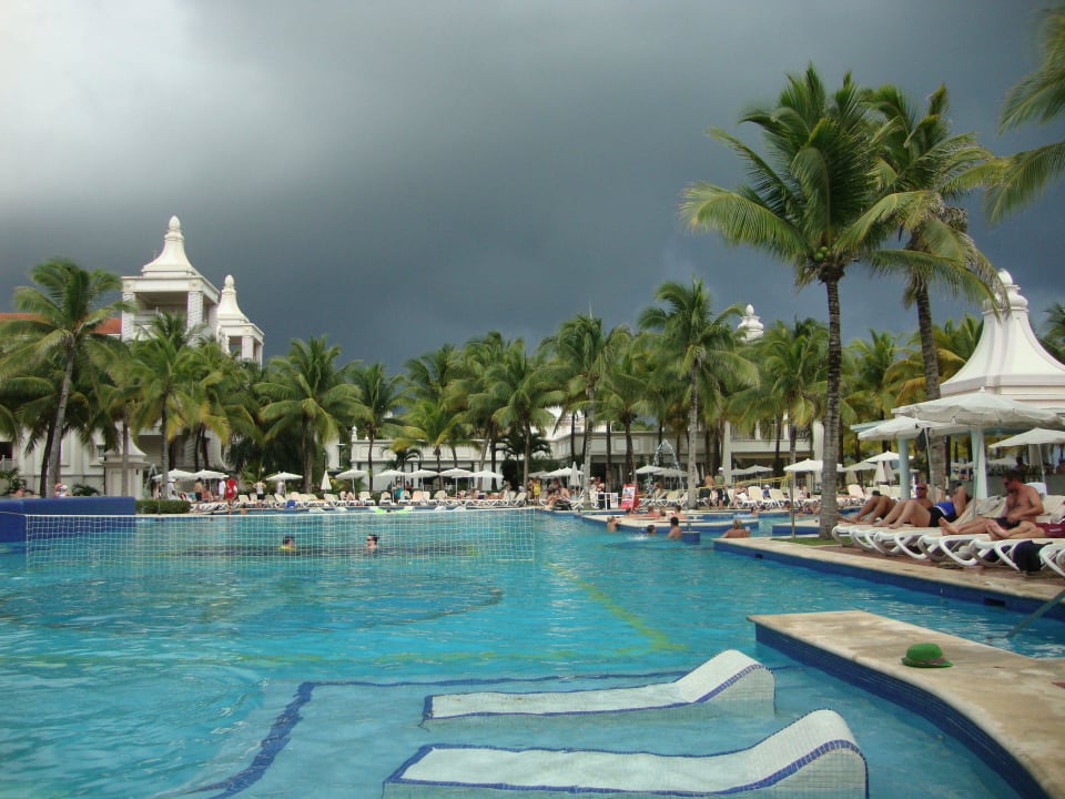 Ein Regenschauer zieht auf Hotel Riu Palace Riviera Maya