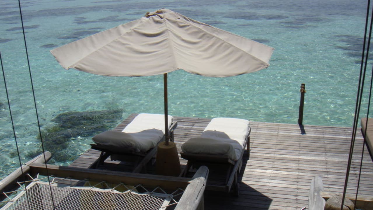 Liegen auf der Terrasse Gili Lankanfushi Resort
