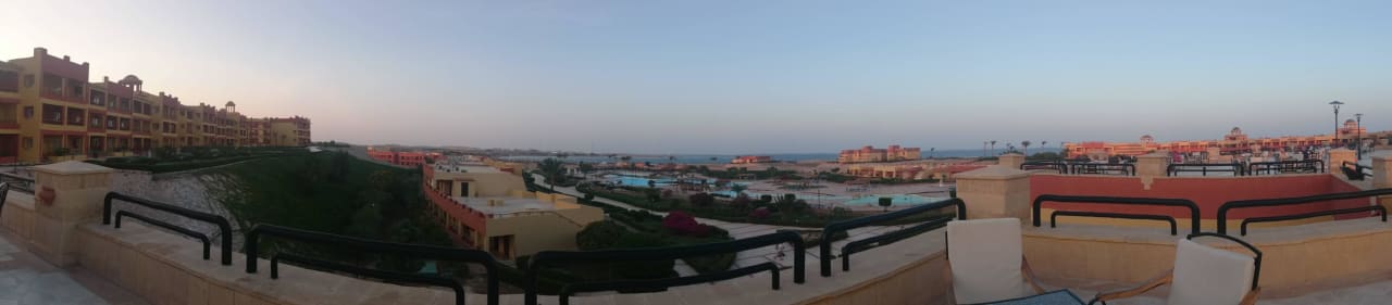 Pohled z terasy hotelu Malikia Resort Abu Dabbab