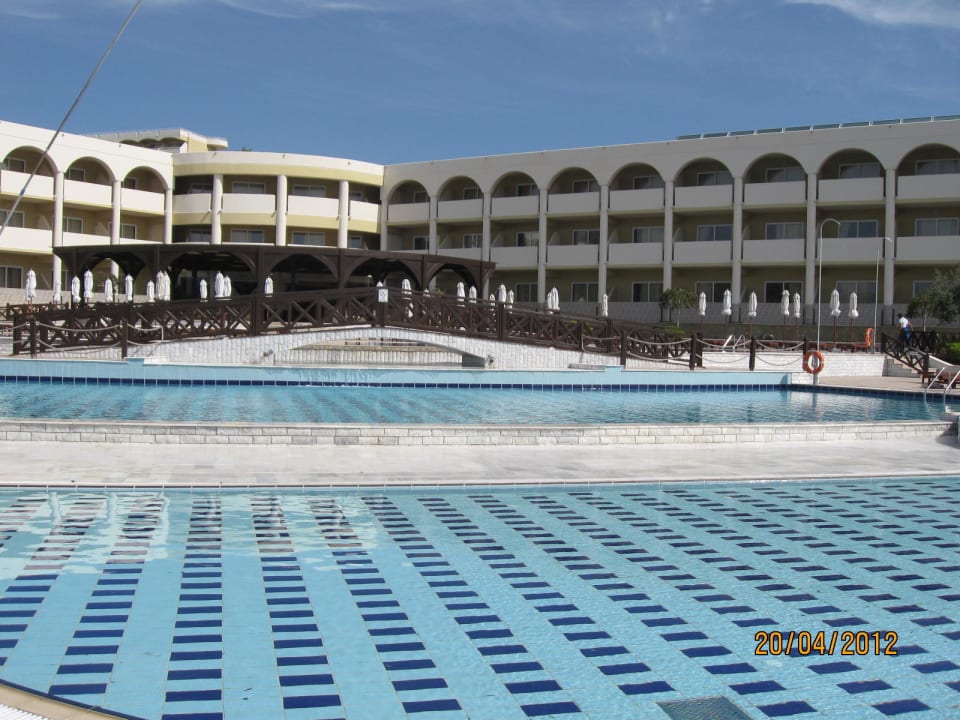 Poolanlage Mythos - Aufnahme vom Pool Hotel Kalithea Horizon Royal