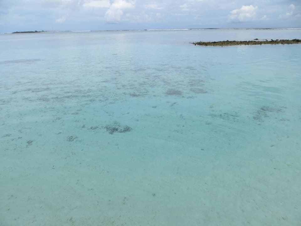 Spaziergang am Strand und den Beachvillen Adaaran Select Hudhuran Fushi - Premium All Inclusive