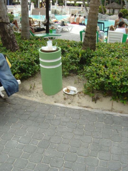 Abfalleimer Poolbereich Hotel Riu Bambu