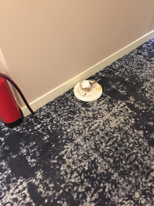 Kein Roomservice aber Flur voller Geschirr Haydarpasha Palace