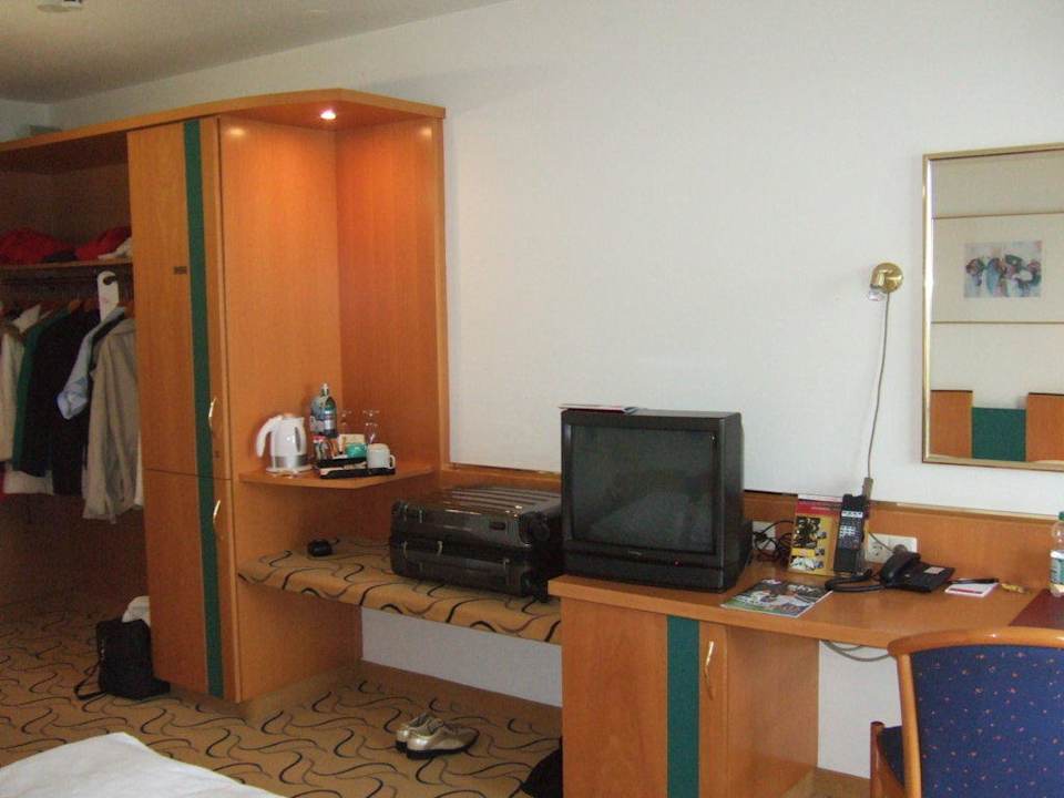 Offener Schrank mit Kleiderstange H+ Hotel Limes Thermen Aalen