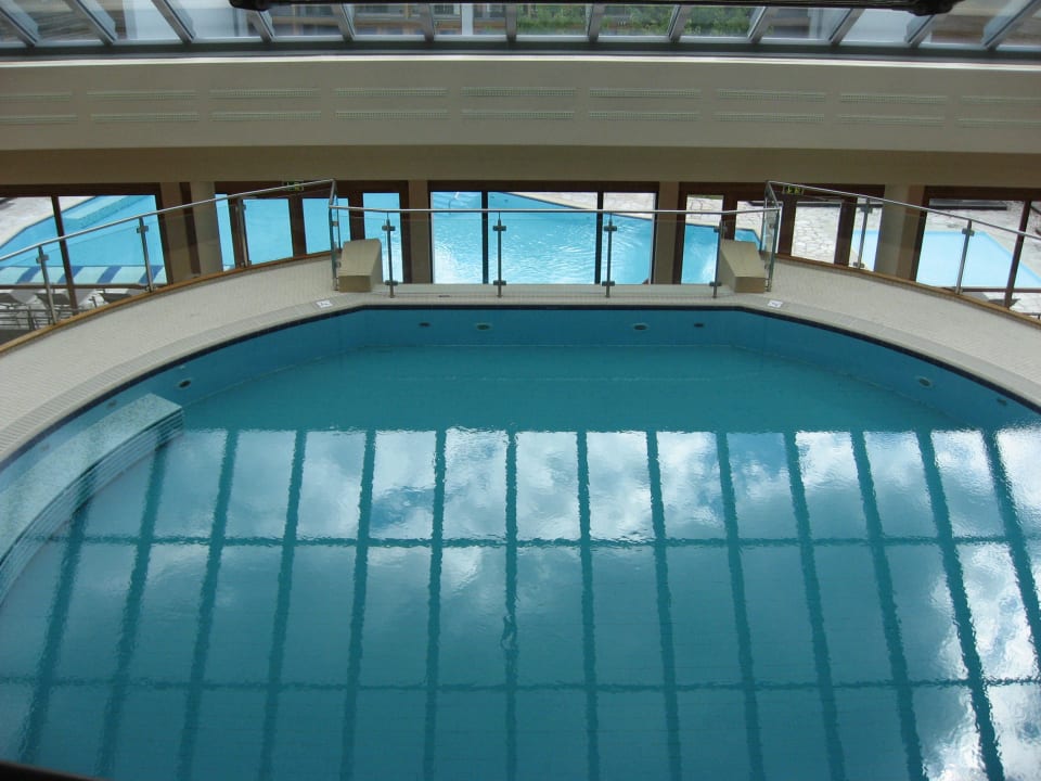 Indoor Pool mit Blick zum Außenpool Die Wasnerin