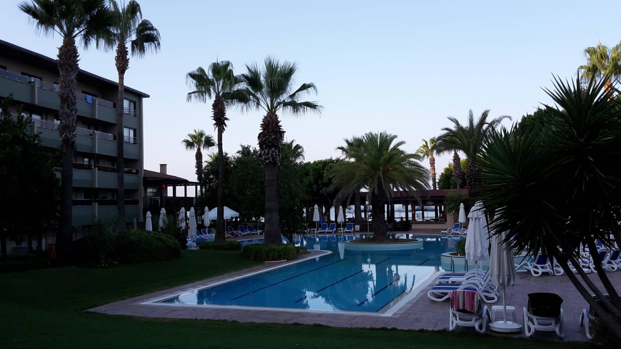 Hauptpoolbereich Hotel Grand Side