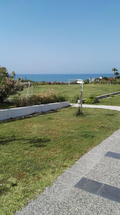 Weg zum Strand Alba Queen Hotel