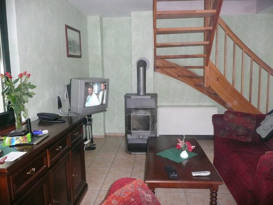 Wohnbereich mit Kamin und Treppenaufgang Van der Valk Naturresort Drewitz