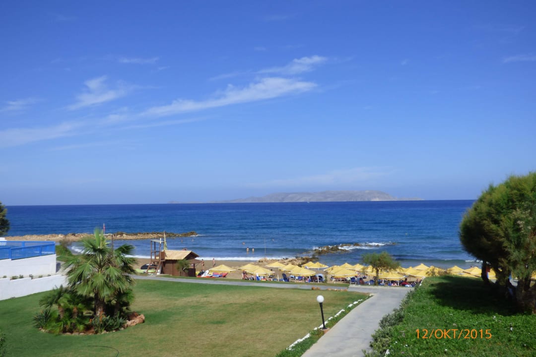 Strand mit Sonnenschirmen Mitsis Rinela