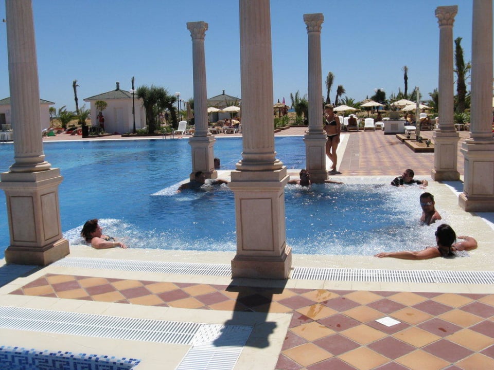 Sogar ein Jaccuzzi gibt es, ist aber nicht immer an Occidental Marco Polo