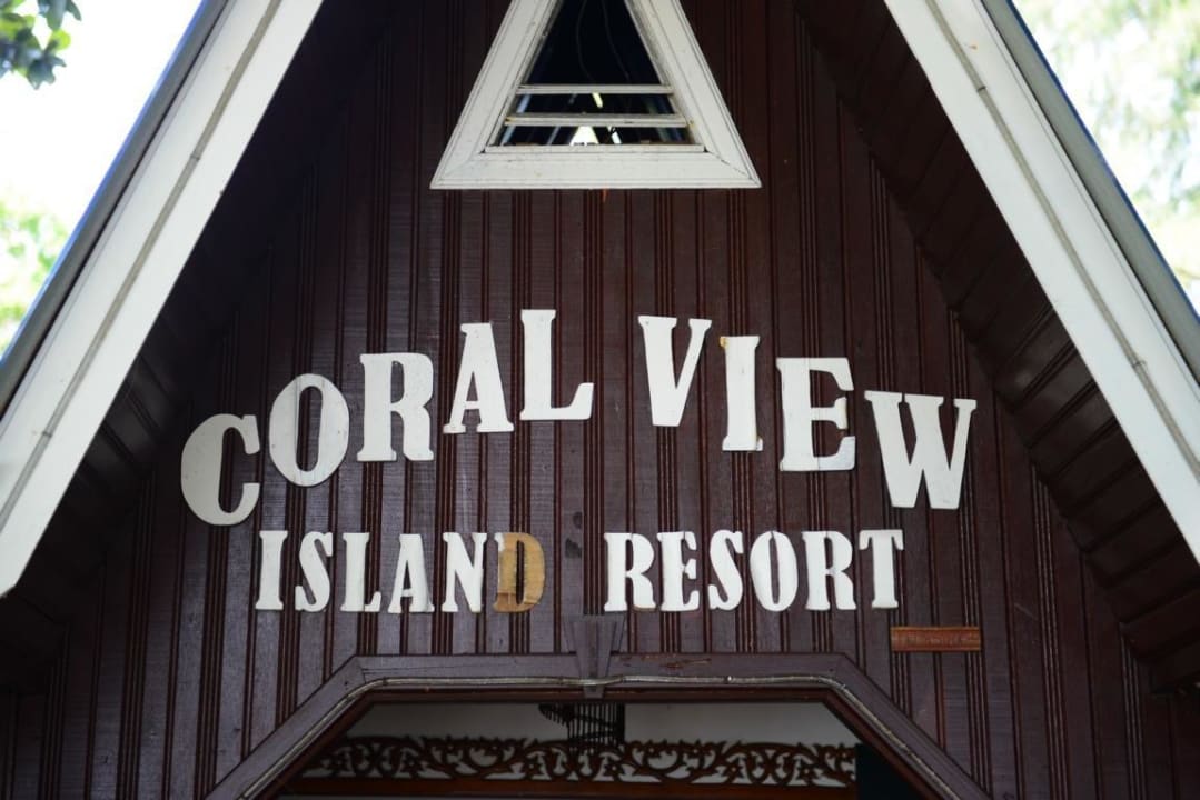 Hoteleingang Hotel Coral View Island Resort