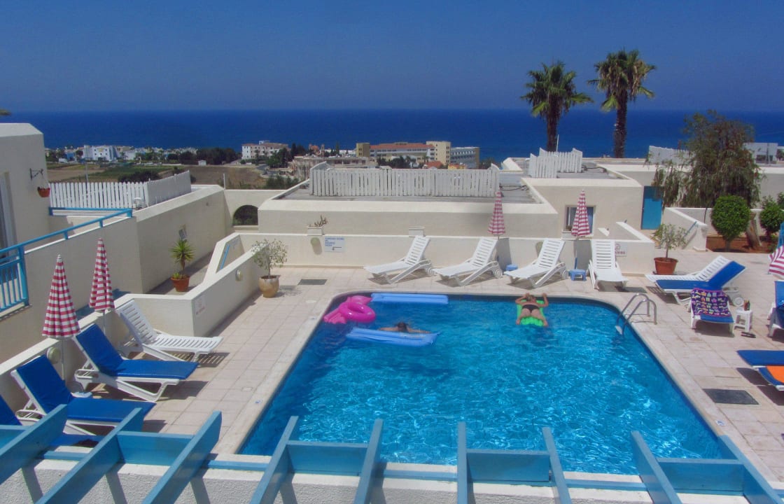 Basen widziany z recepcji Sunny Hill Hotel Apartments