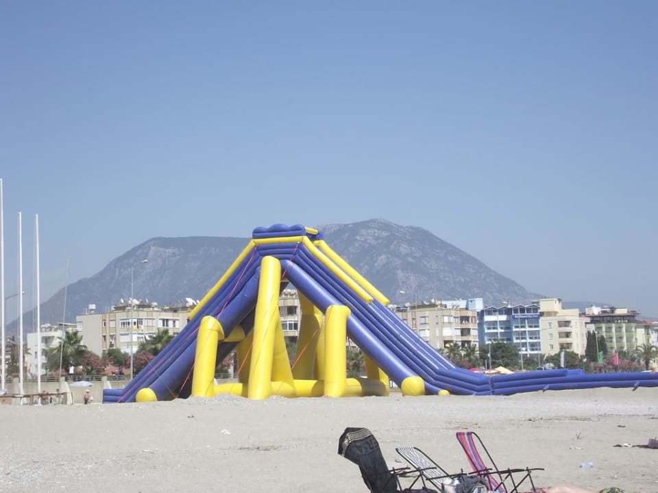 Widok gór Taurus z plaży Enki Hotel