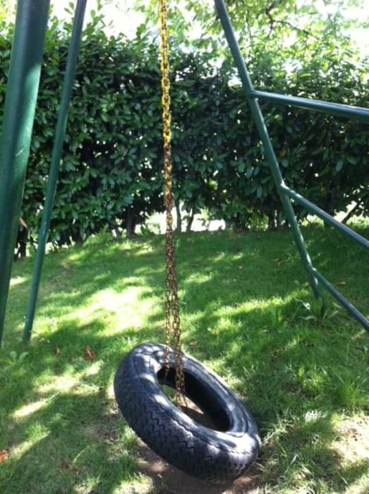 Kaputte verrostete Schaukel Schenna Resort Hotel Schwefelbad