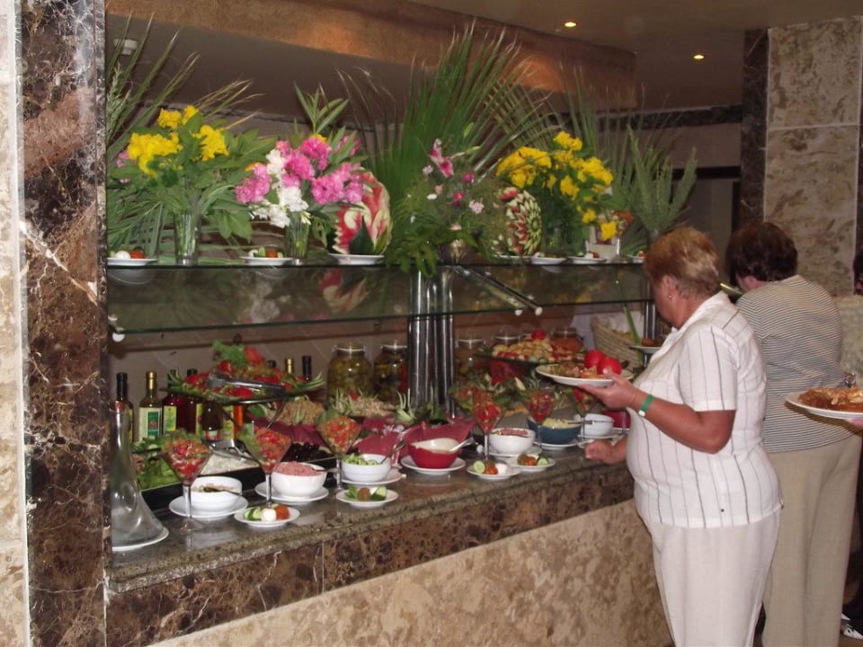 Стол с салатами Riviera Aqua Park Resort