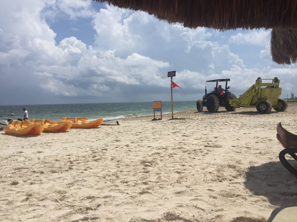 Baustellenfahrzeuge den ganzen tag am strand Dreams Riviera Cancun Resort & Spa