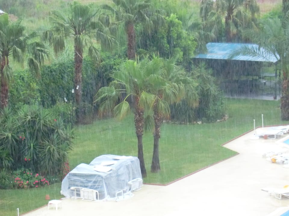 Konakli im Regen Hotel Royal Garden Beach