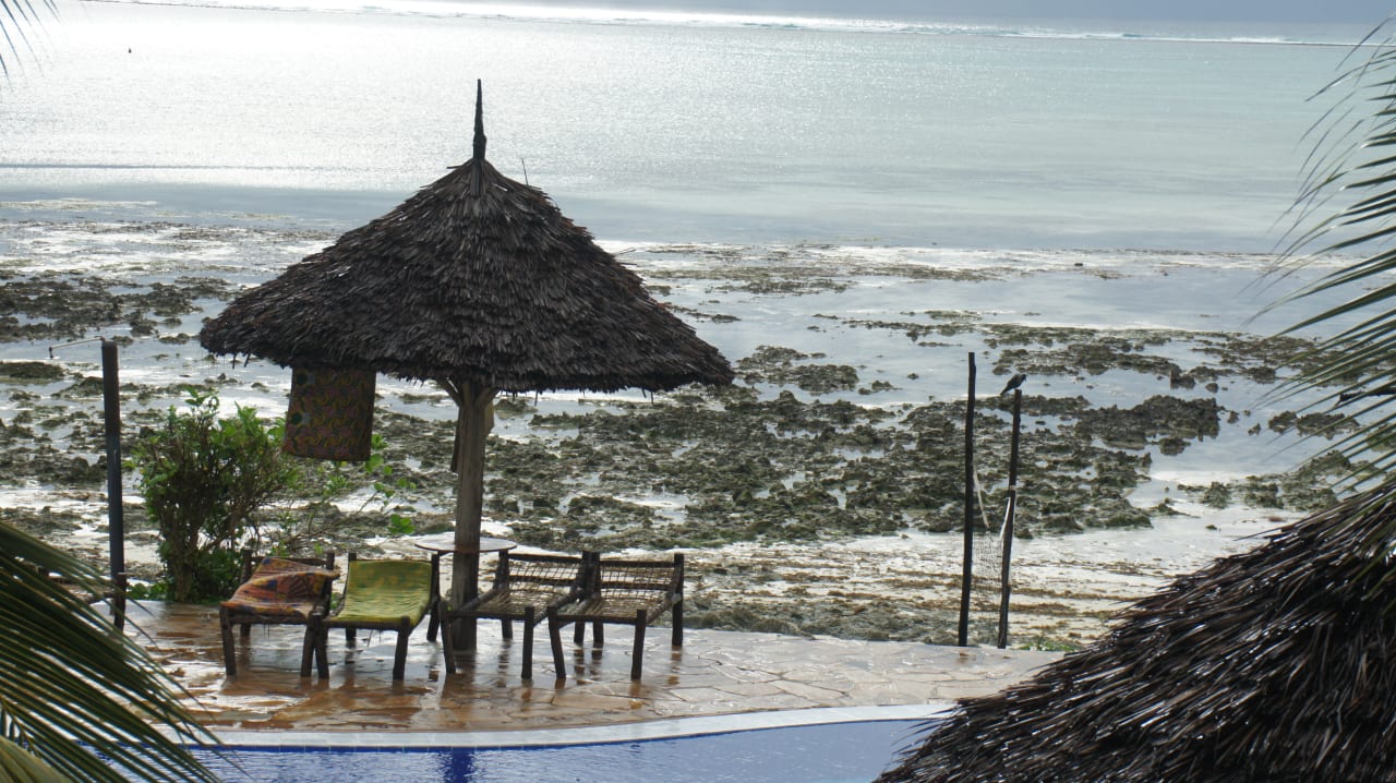 Ebbe bei Regen Reef & Beach Resort