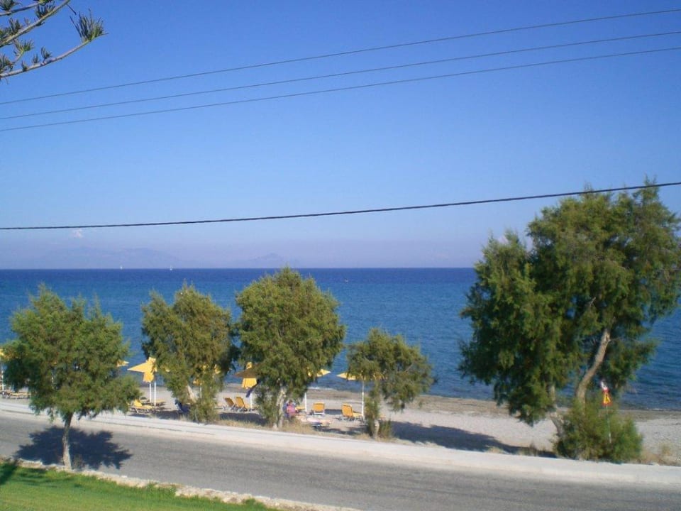 Strand, direkt hinter der Straße Atlantica Mikri Poli Kos