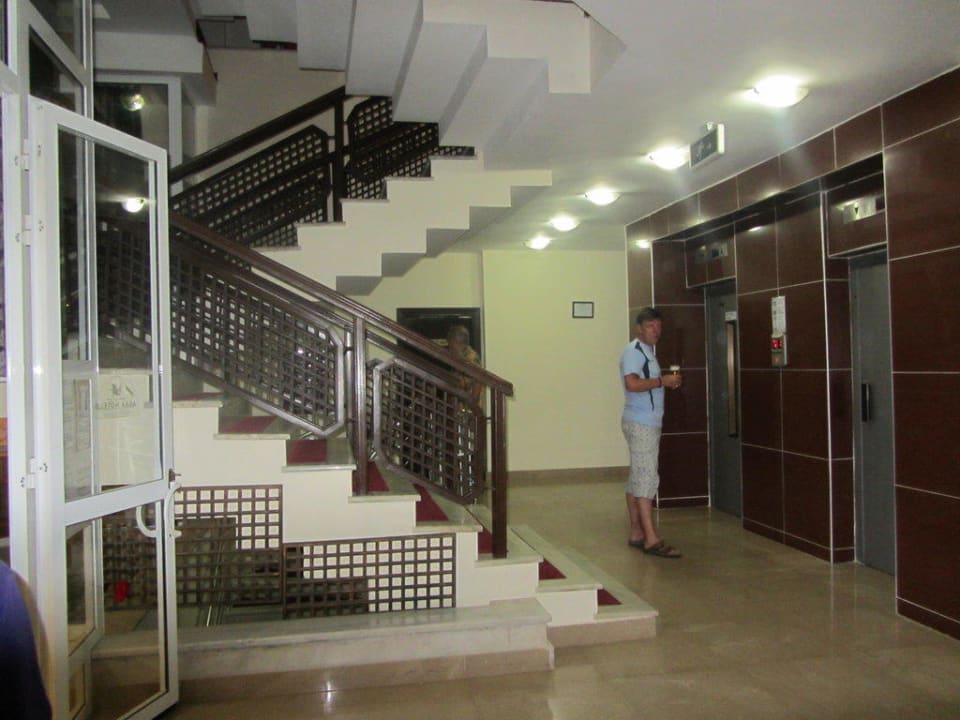 Aufzüge und Treppe im Hauptgebäude Incekum Su Hotel