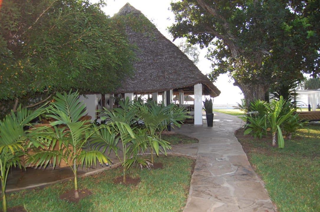 Weg zum Restaurant Hotel Karibuni Rafiki Beach Resort