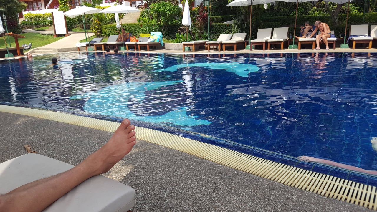 An einen von drei Pools Best Western Phuket Ocean Resort