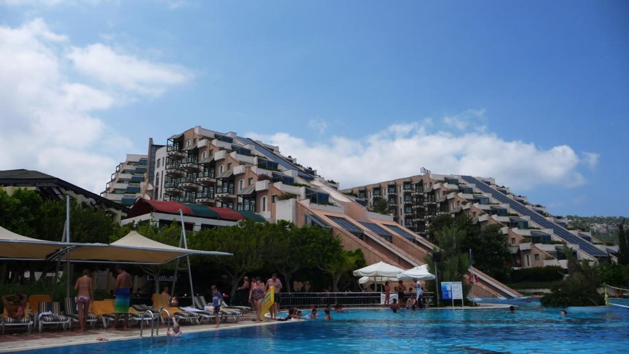 Blick vom Pool auf das Hotel Limak Limra Hotel & Resort