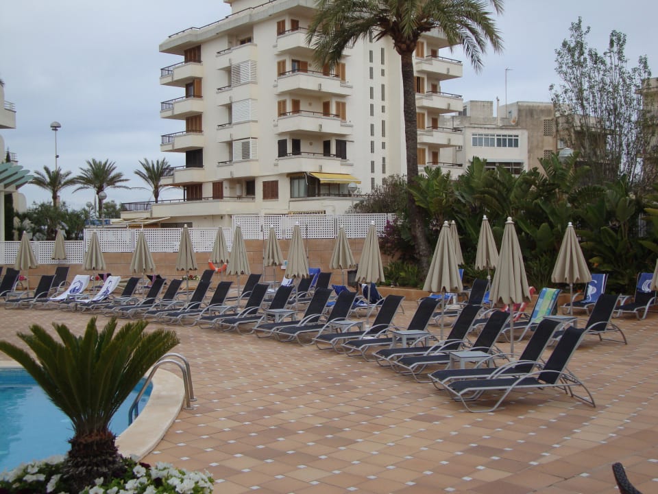 Liegstühle belegt? Morgens um kurz nach 8 Uhr Grupotel Acapulco Playa - Adults only