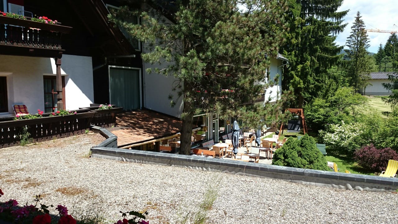 Gartenbereich vom Balkon aus Hotel GUT Trattlerhof & Chalets