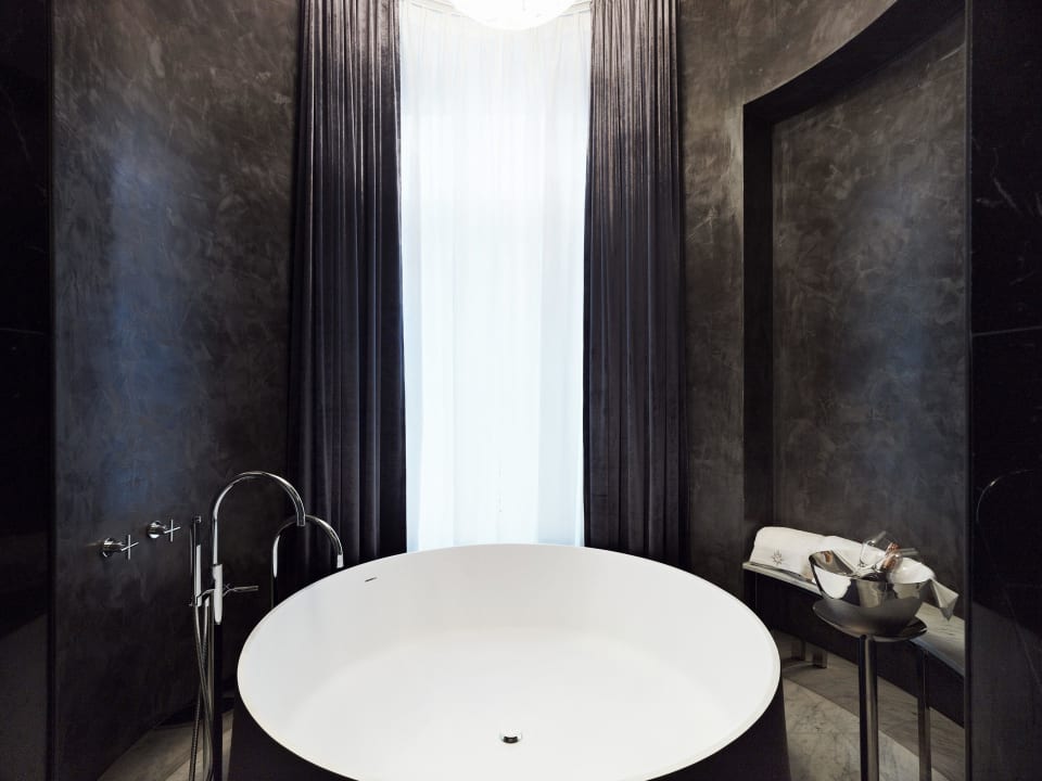 Master Suite Bathroom - (c Gregor Titze) Hotel Sans Souci