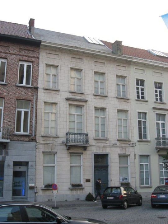 An einer kleinern Einbahnstrasse mit Kopfsteinpflaster Hotel Dusk till dawn - The red spot