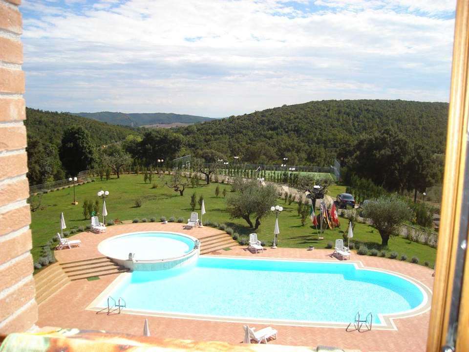 Blick aus unserer Ferienwohnung auf den Pool Hotel Il Carpignone Srl