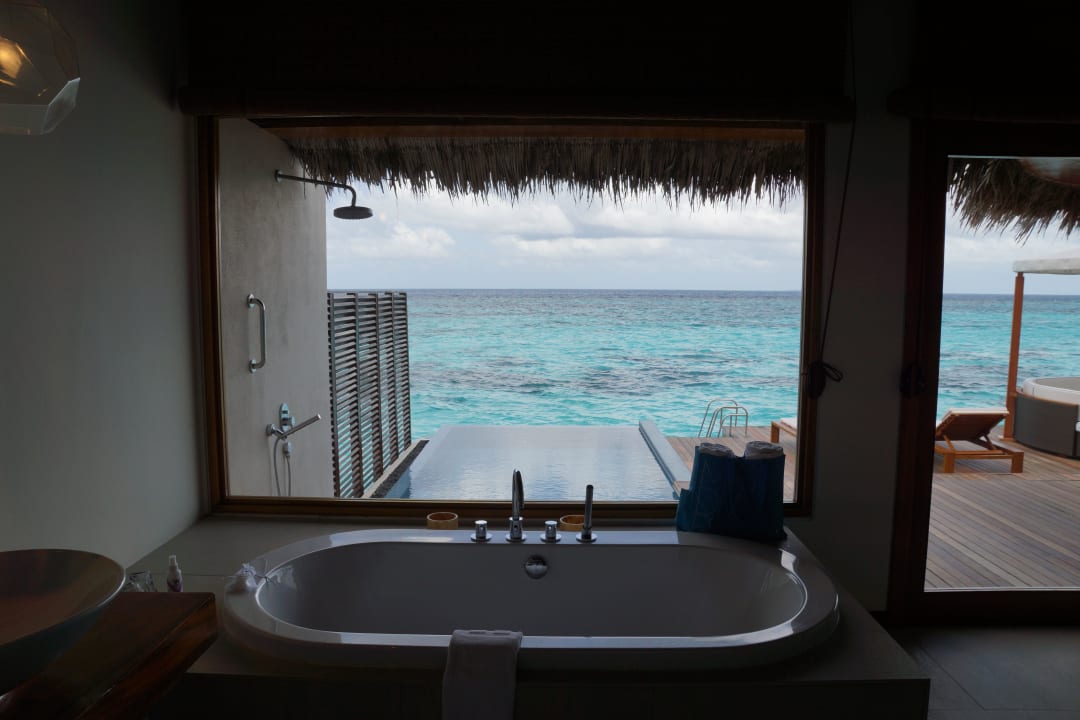 Badezimmer mit Blick auf das Meer W Maldives