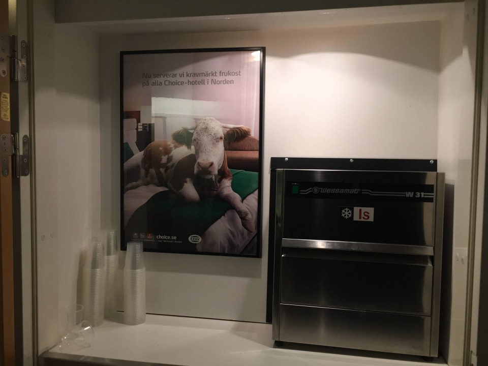 Eismaschine im Gang Comfort Hotel Xpress Stockholm Central