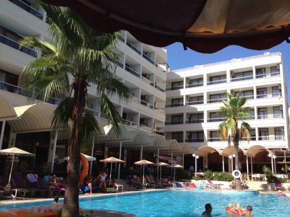 Von der Poolbar aus Kayamaris Hotel