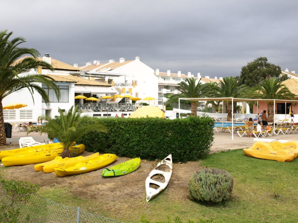 Kajaki, w tle restauracja Golden Club Cabanas