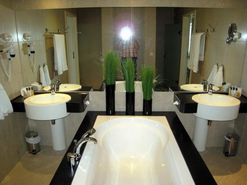 Suite's bathroom Thon Hotel Opera