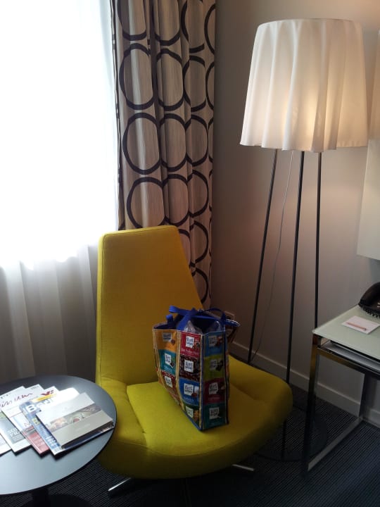 Stuhl und Tisch mit Zeitschriften Vienna House by Wyndham Andel's Berlin