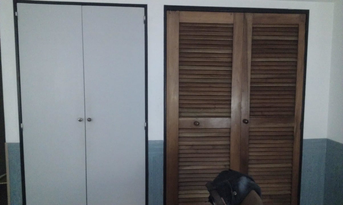 Слево: шкаф и внутри сейф. Справо: мини-кухня Art Deco Hotel & Suites