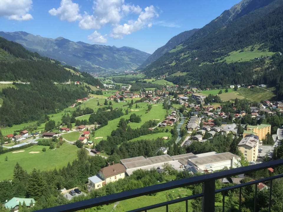 Ausblick in das Gasteiner Tal vom Wohnungsbalkon Hapimag Resort Bad Gastein