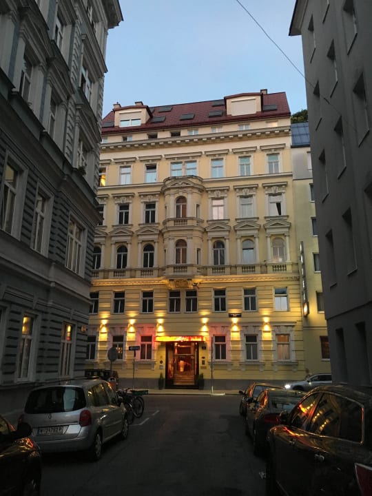 Blick von der gegenüberliegenden Aloisgasse Hotel Der Wilhelmshof