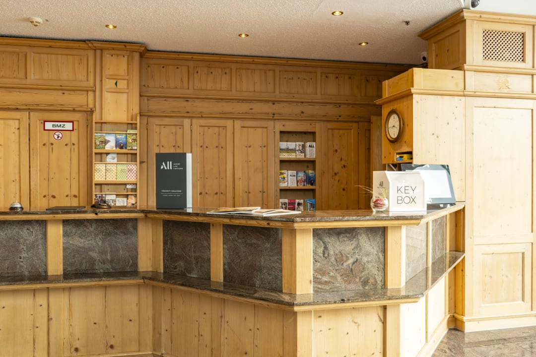 Lobby Atomis Hotel Munich Airport by Mercure