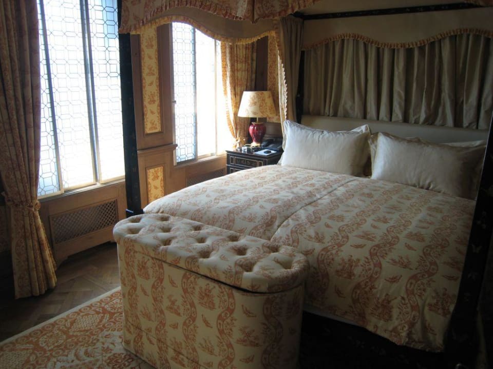 das Superiorzimmer mit "eingefahrenenm "TV Hotel Adlon Kempinski Berlin