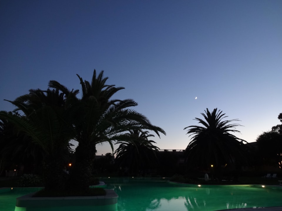 Pool  nach Sonnenuntergang St. George's Bay Country Club