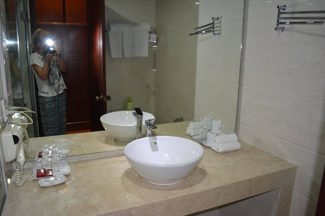 Bad Hotel Vinh Hung Riverside Resort & Spa